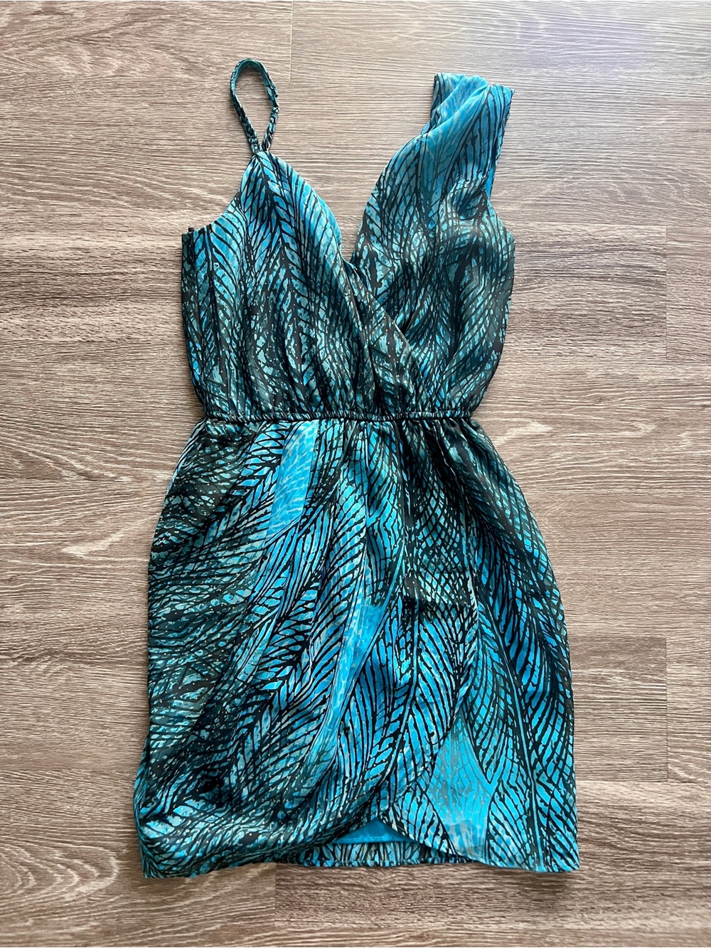 Bebe Blue Feather-Print summer dress